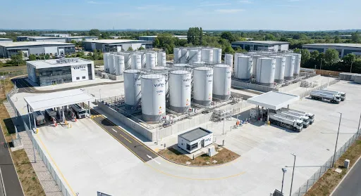 Vista elevada de uma base de distribuição industrial moderna e limpa.
