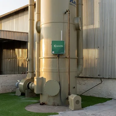 Imagem detalhada de tanques de armazenamento de ARLA em ambiente industrial.